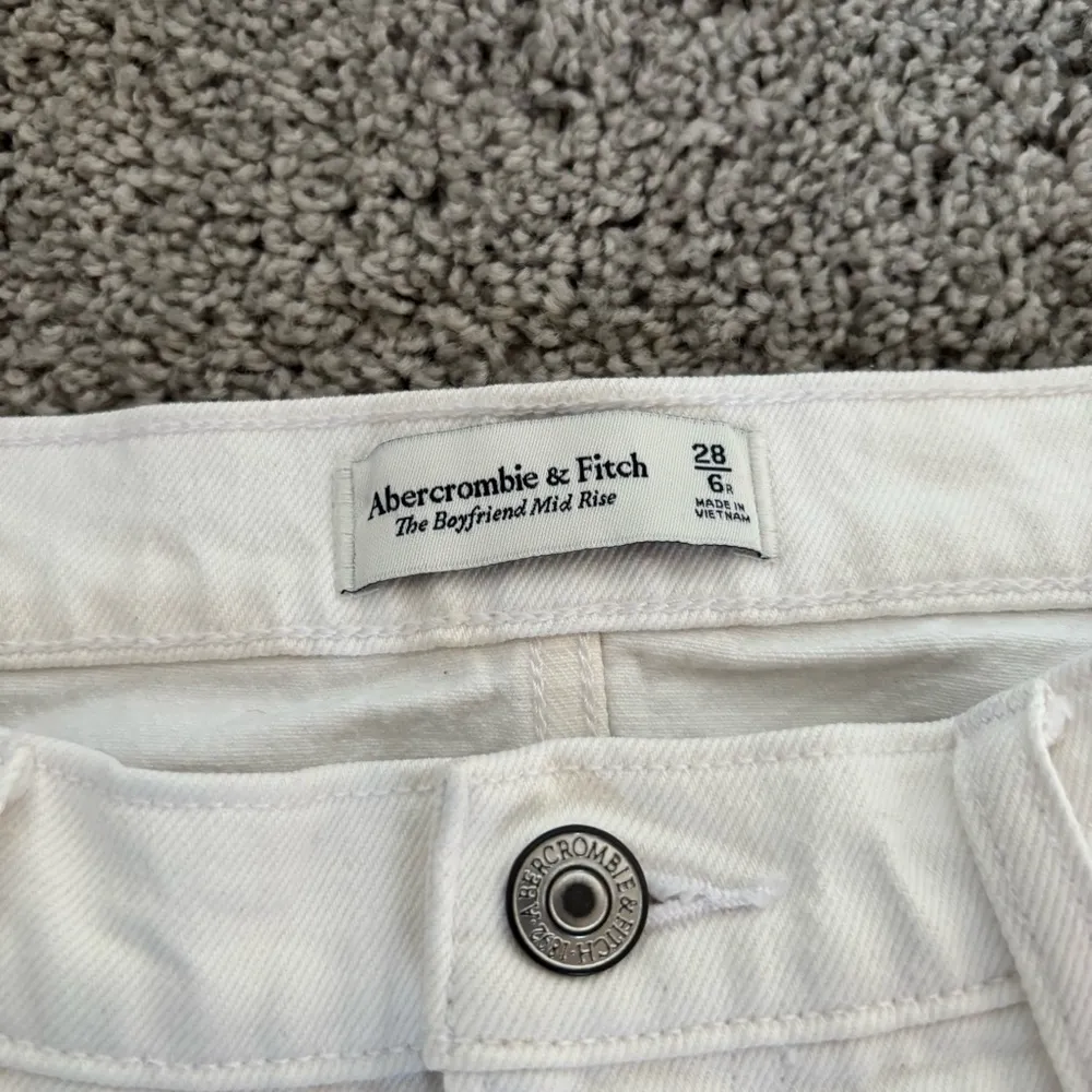 Abercrombie & Fitch The Boyfriend Mid Rise White Distressed Jeans Size 28/6 - Image 3