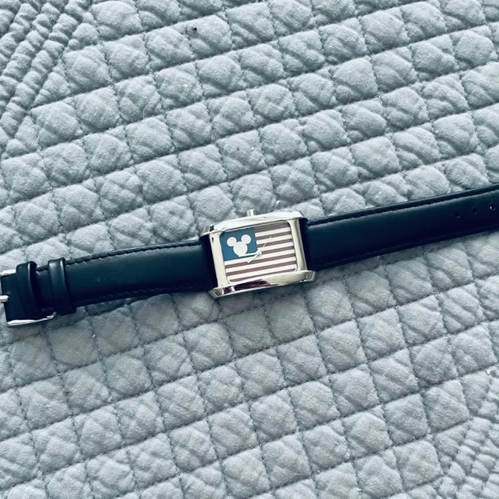 Disney Vintage Mickey Mouse USA Flag Watch - Working! New Battery 12/11/24 EUC - Image 3