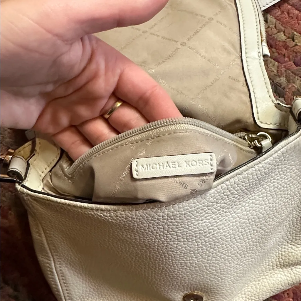 MICHAEL KORS WHITE CREAM PEBBLED LEATHER CROSSBODY FLAP PURSE - Image 5