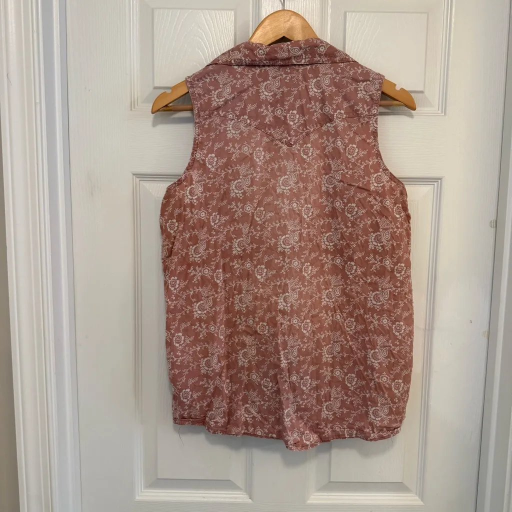 EUC Wrangler Retro Women's Paisley Print Sleeveless Pearl Snap Western Shirt - Image 3