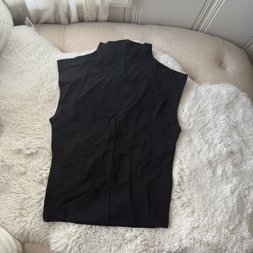 Funnelneck Cropped Muscle Tee in True Black Size XSmall NWT - Image 9