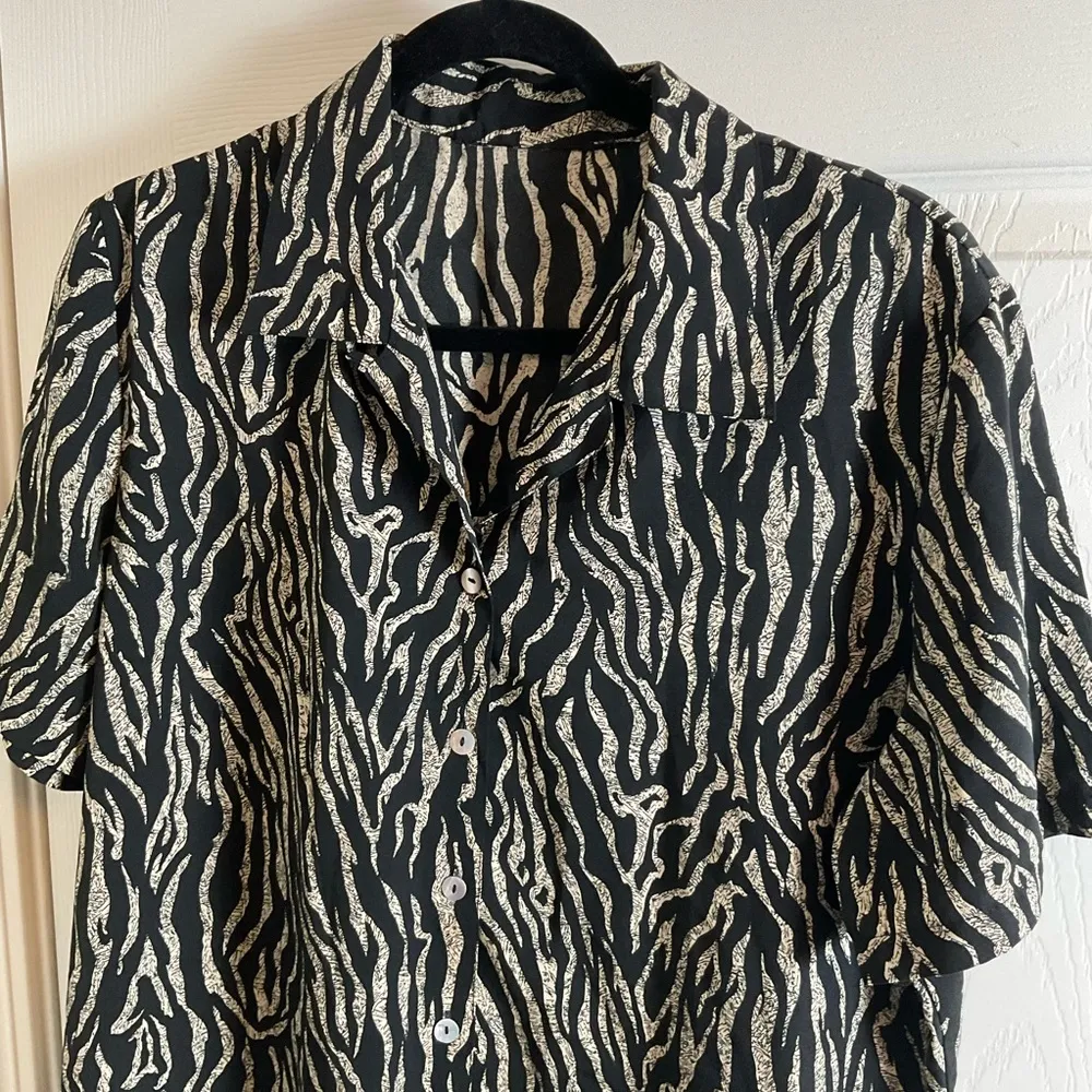 Black and Cream Zebra Print Shirt women Size L - Image 2