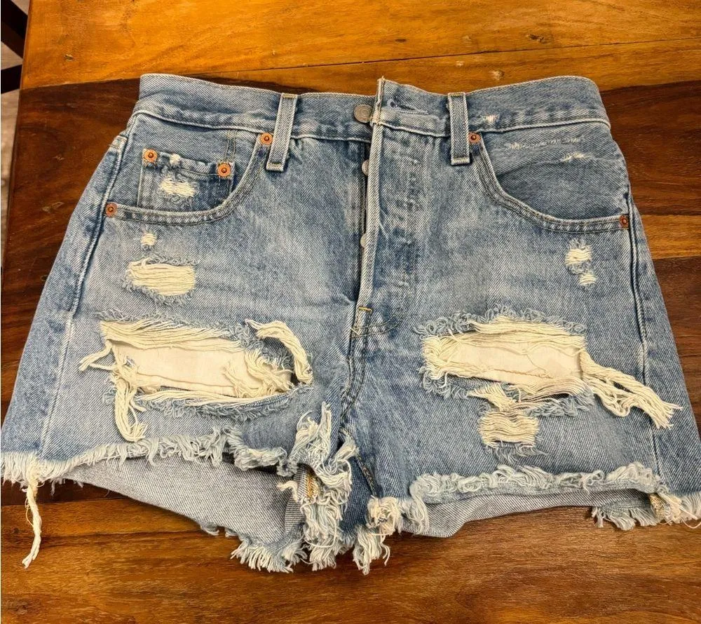 Levi 501 denim shorts size 25 - Image 4
