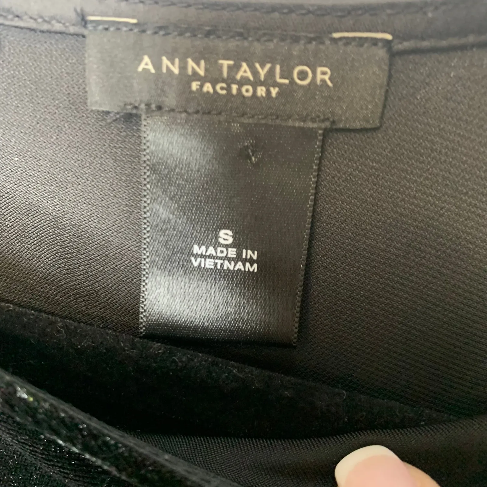 Ann Taylor Black Velvet and Satin Short Sleeve Blouse Sz Small - Image 7