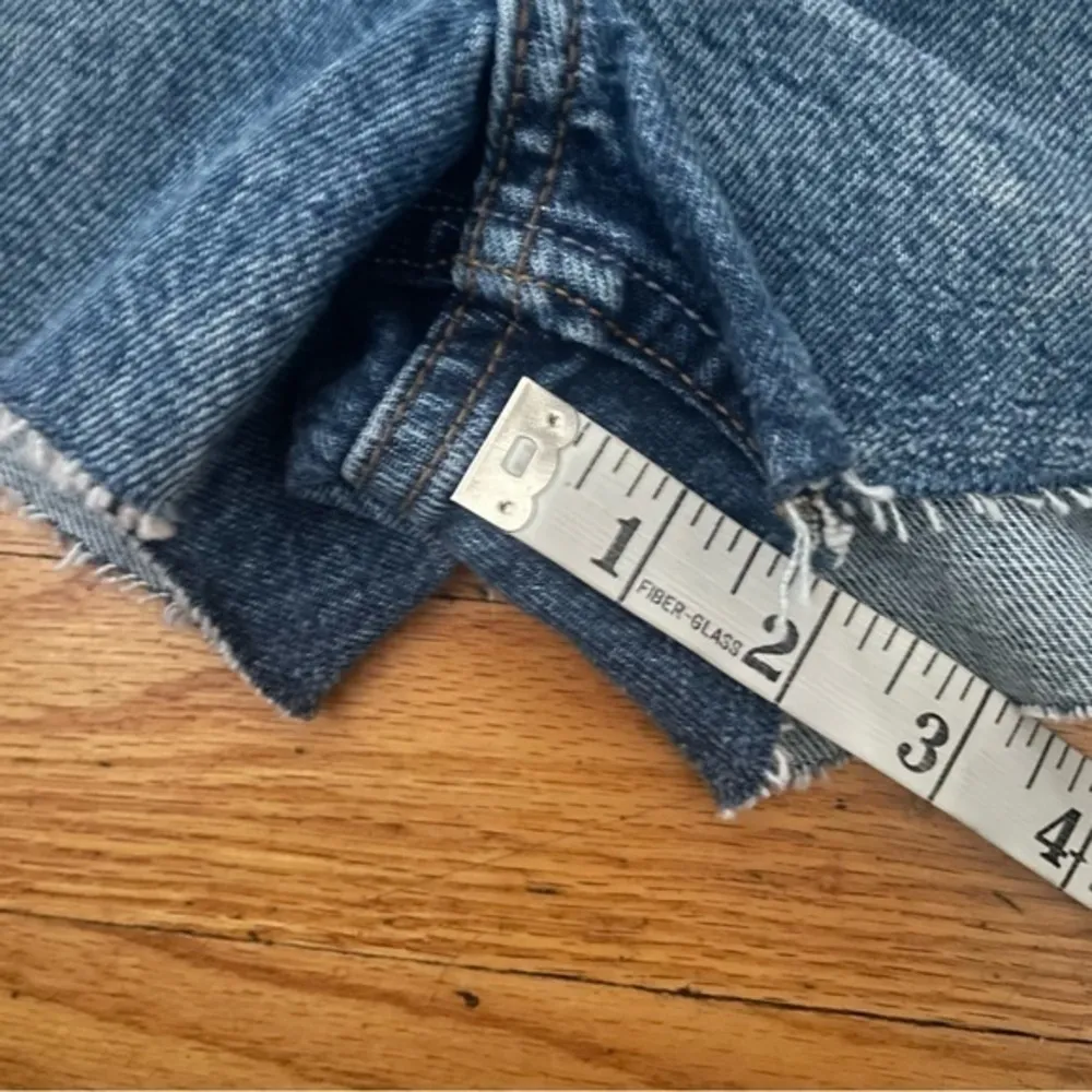 Reformation Embroidered Shorts Size 26 - Image 4