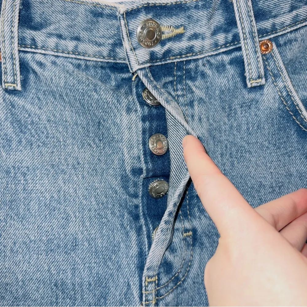 Topshop Light Wash Denim High Rise Button Fly Straight Leg Mom Jean size 30 - Image 4
