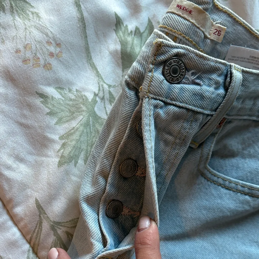 Levi’s Premium Wedgie Fit Cut-Off Light Blue Denim Women Shorts - Image 8