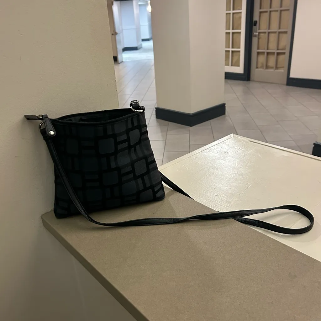 Nine West Geometric Black Crossbody Bag Very Clean no damages! - Image 5