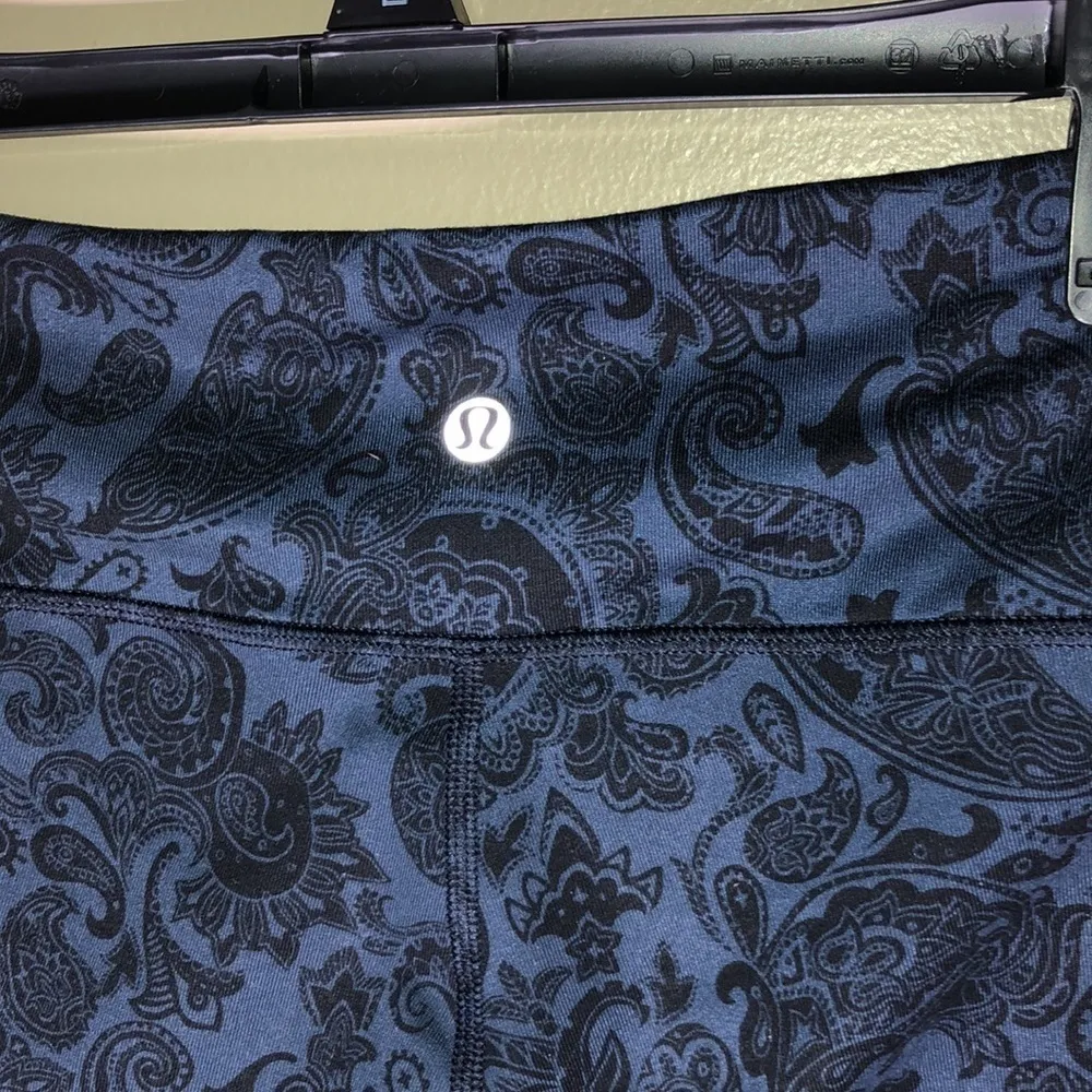 Lululemon athletica Capri cropped  pants size 8​ floral print blue workout gym​​ - Image 8