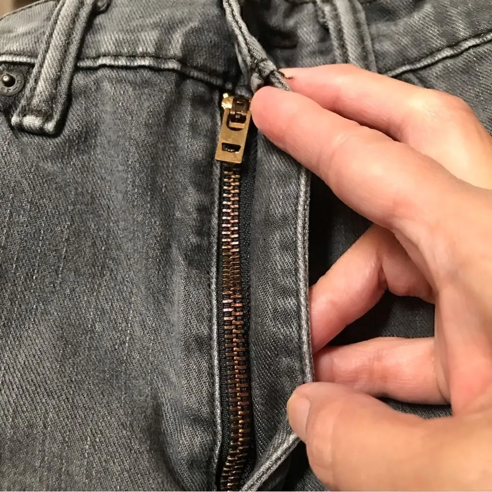 Levi 514 grey cut off denim shorts 34 - Image 3