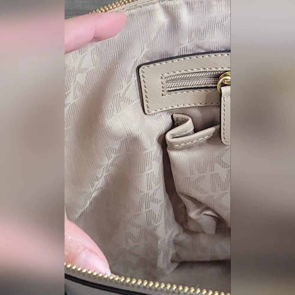 Michael Kors Jet Set Large Beige Top Zipper Tote Bag Tan - Image 4