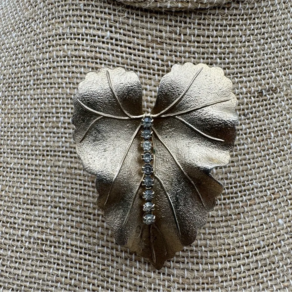 Vintage Brooch Pin Brushed Textured Gold Tone Leaf Crystal Rhinestones Judy Lee - Image 3