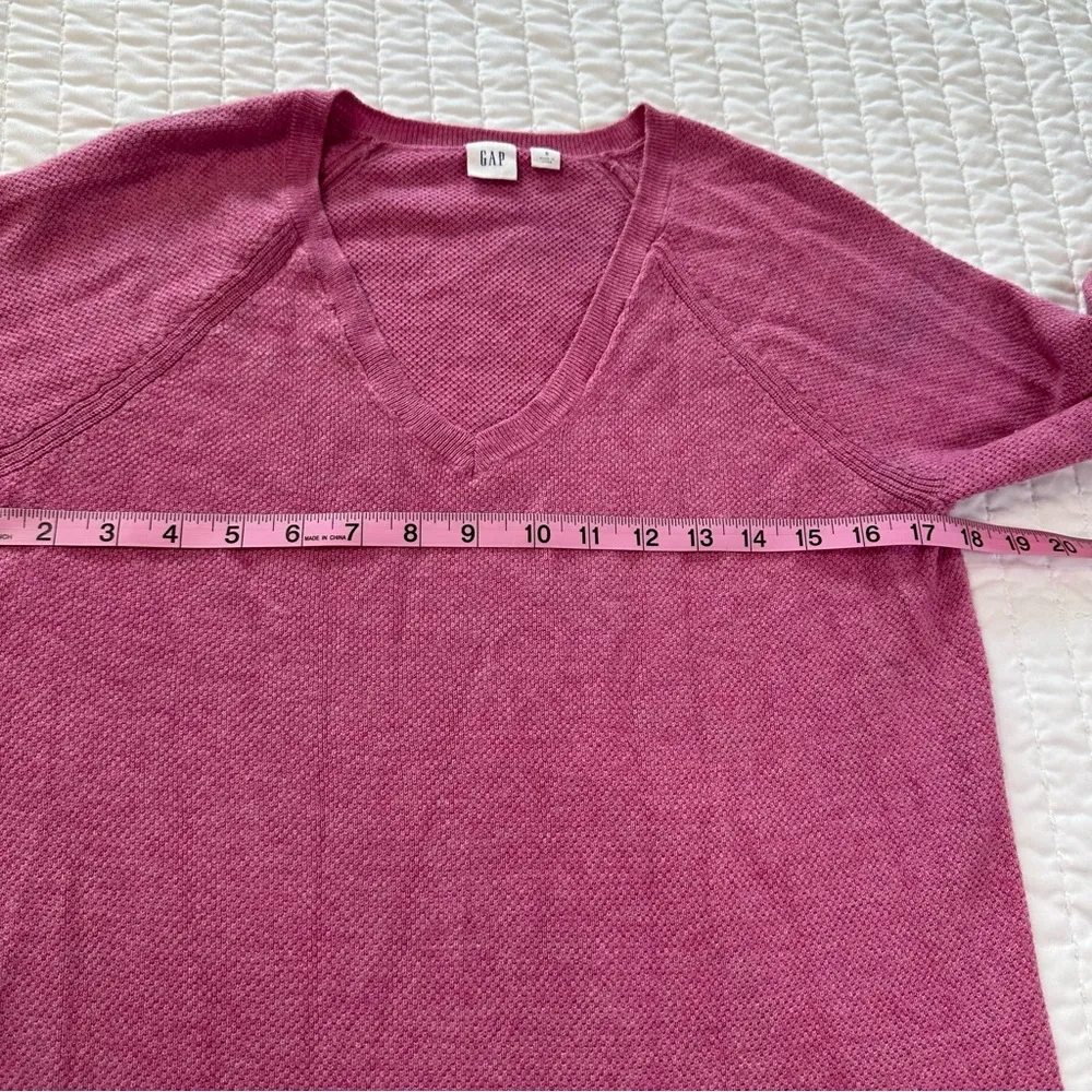 GAP Women's Pink V-Neck knit Sweatshirt - Image 4