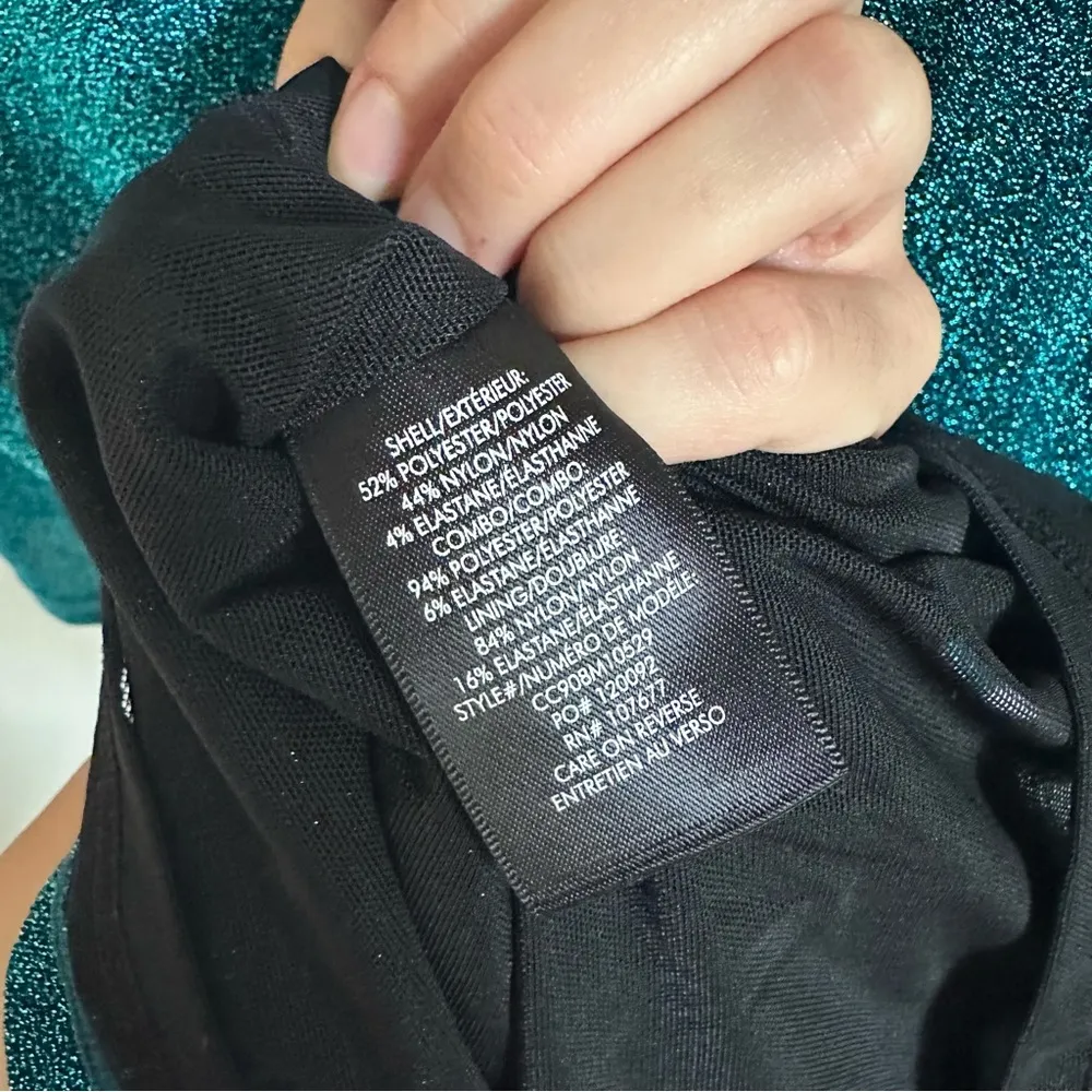 Alice + Olivia Inka Metallic Strong Shoulder V-Neck
Mini Dress w/ Collar- Size 2 - Image 6