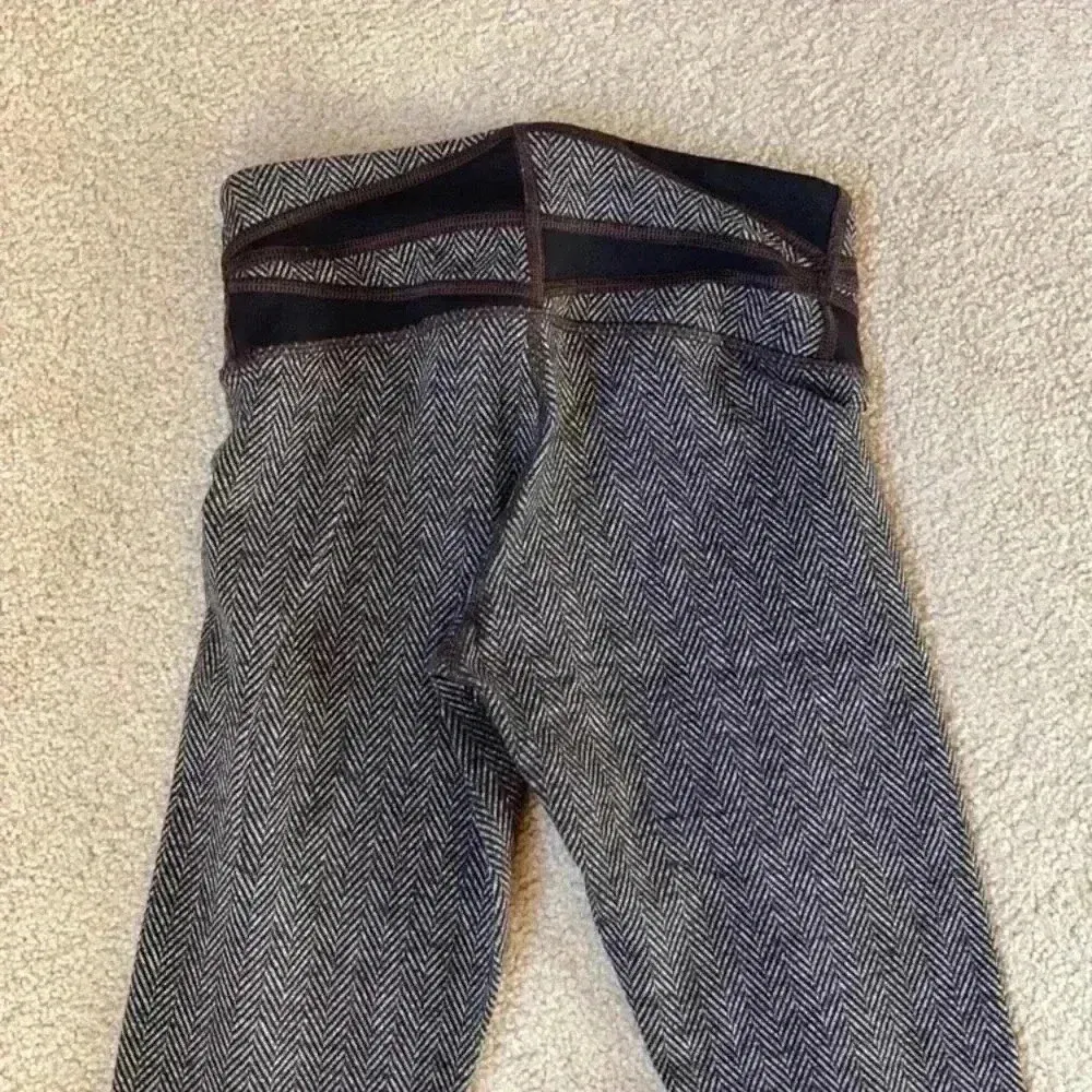 Brown and black chevron pattern Lululemon leggings in size 2 - Image 4