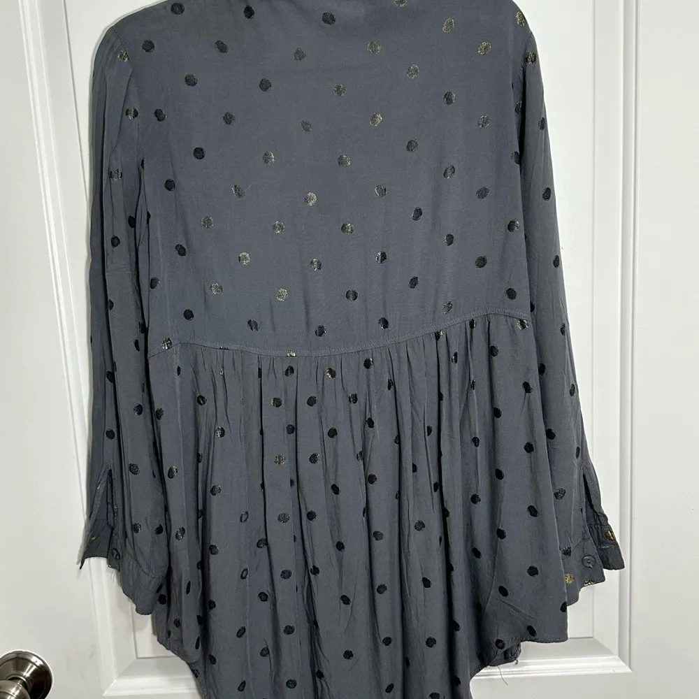 Solitaire Rayon Metallic Polkadot Babydoll Long Sleeve Gray Shirt EUC. Size Lg - Image 2