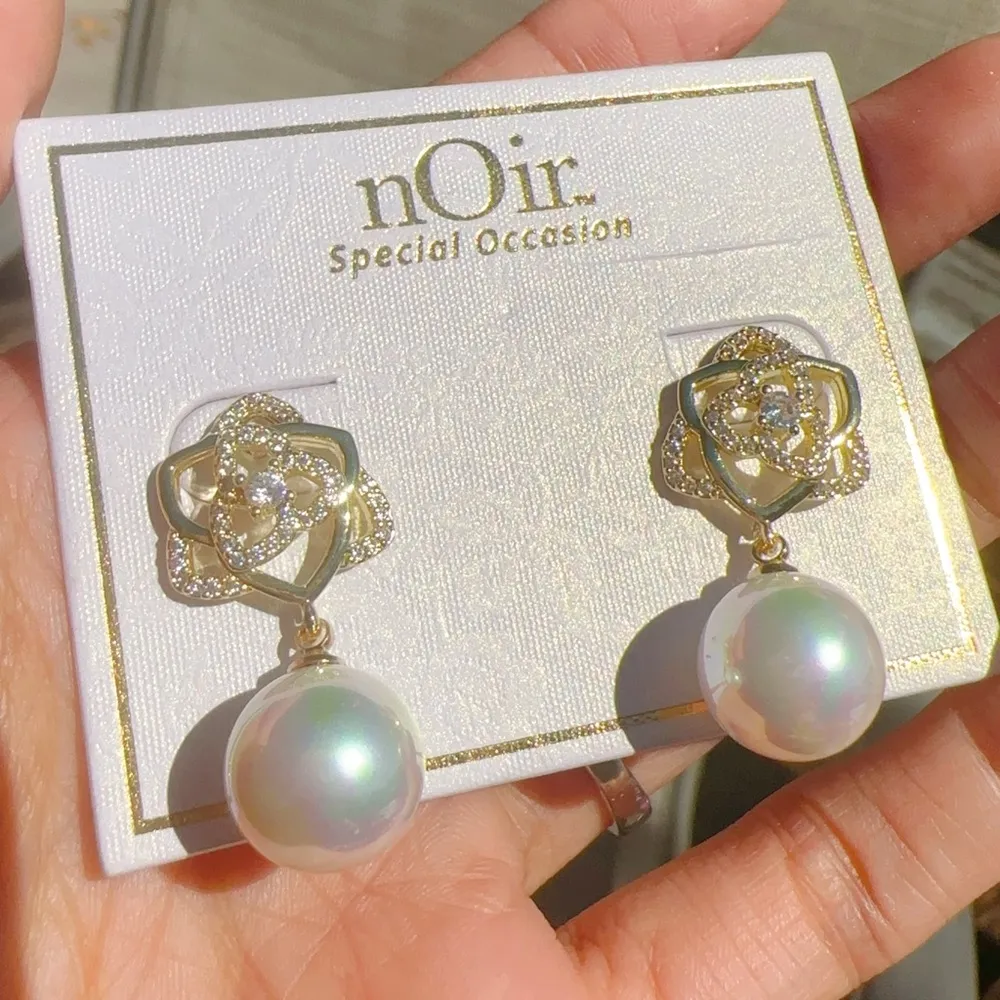 Noir gold tone floral diamonds paved fresh water white pearl drop earrings - Image 3