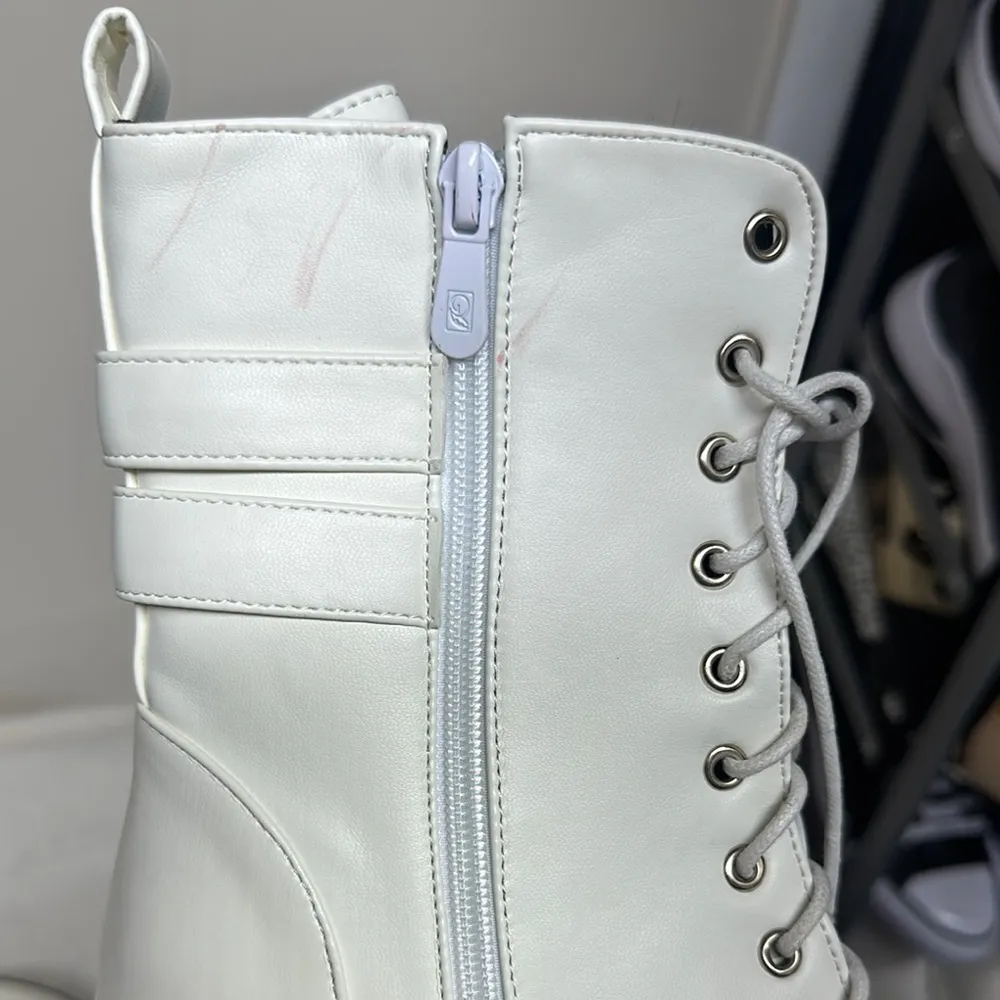 Stylish White Platform Ankle Boots Size 8 - Image 4