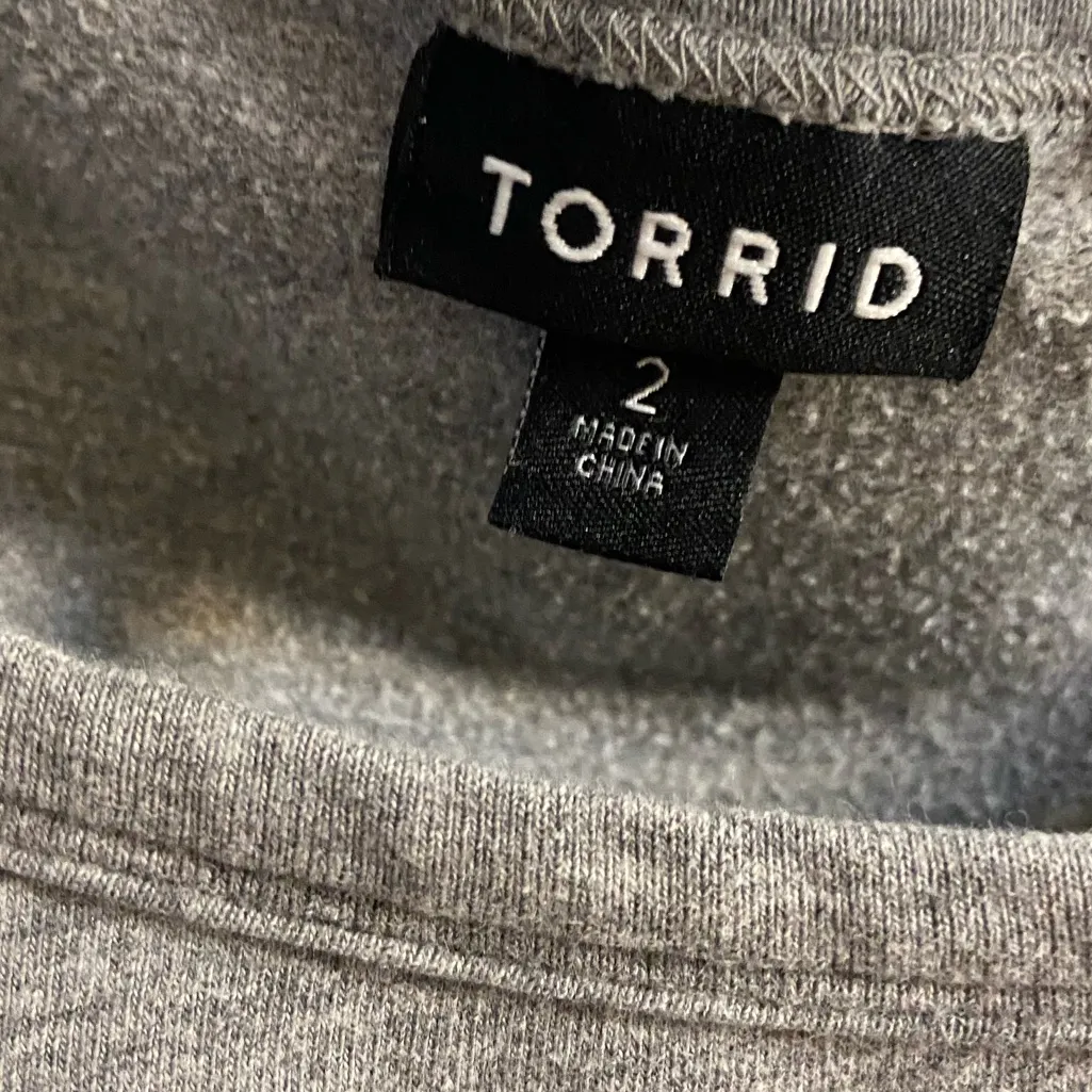 Torrid grey off shoulder sweatshirt rainbow skull 2X - Image 8