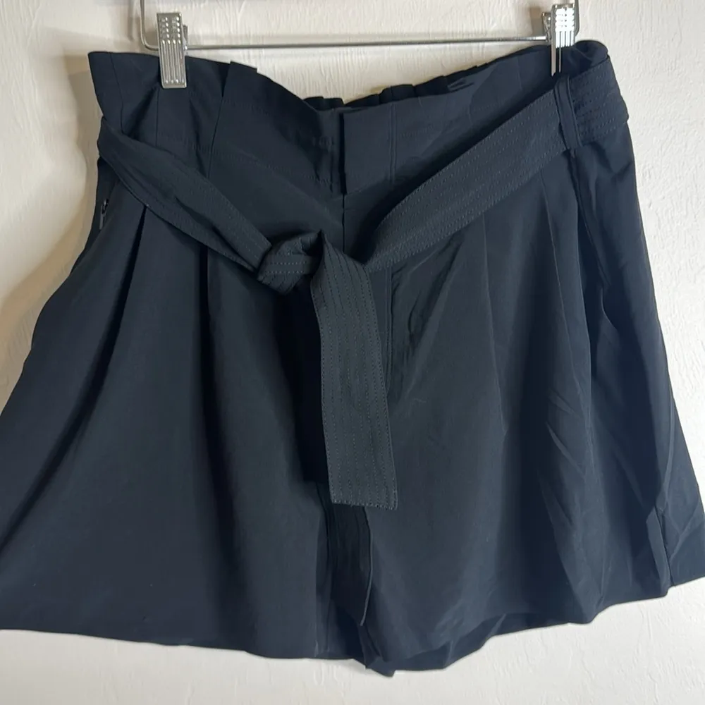 Athleta ladies skyline paperbag tie waist shorts in black size 12 - Image 5