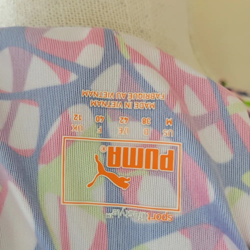 Puma bold printed activewear tee size medium - Image 4