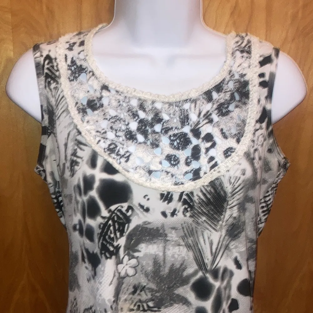 Black & White Floral Bali Tank Top Size Small - Image 2