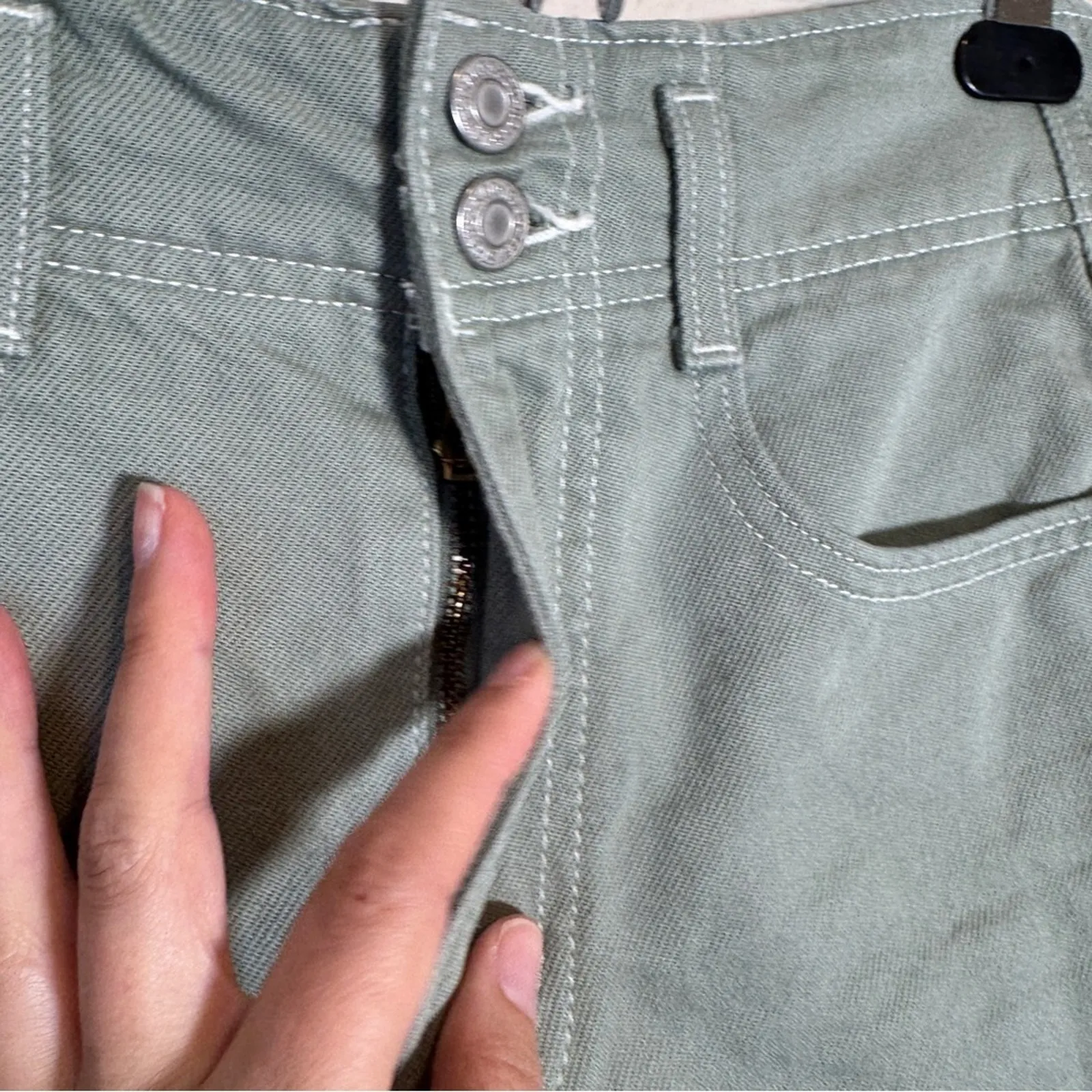 Levi’s Sage Green High Waisted Mom Jean Shorts Womens 24 Classic Beachy Summer - Image 5