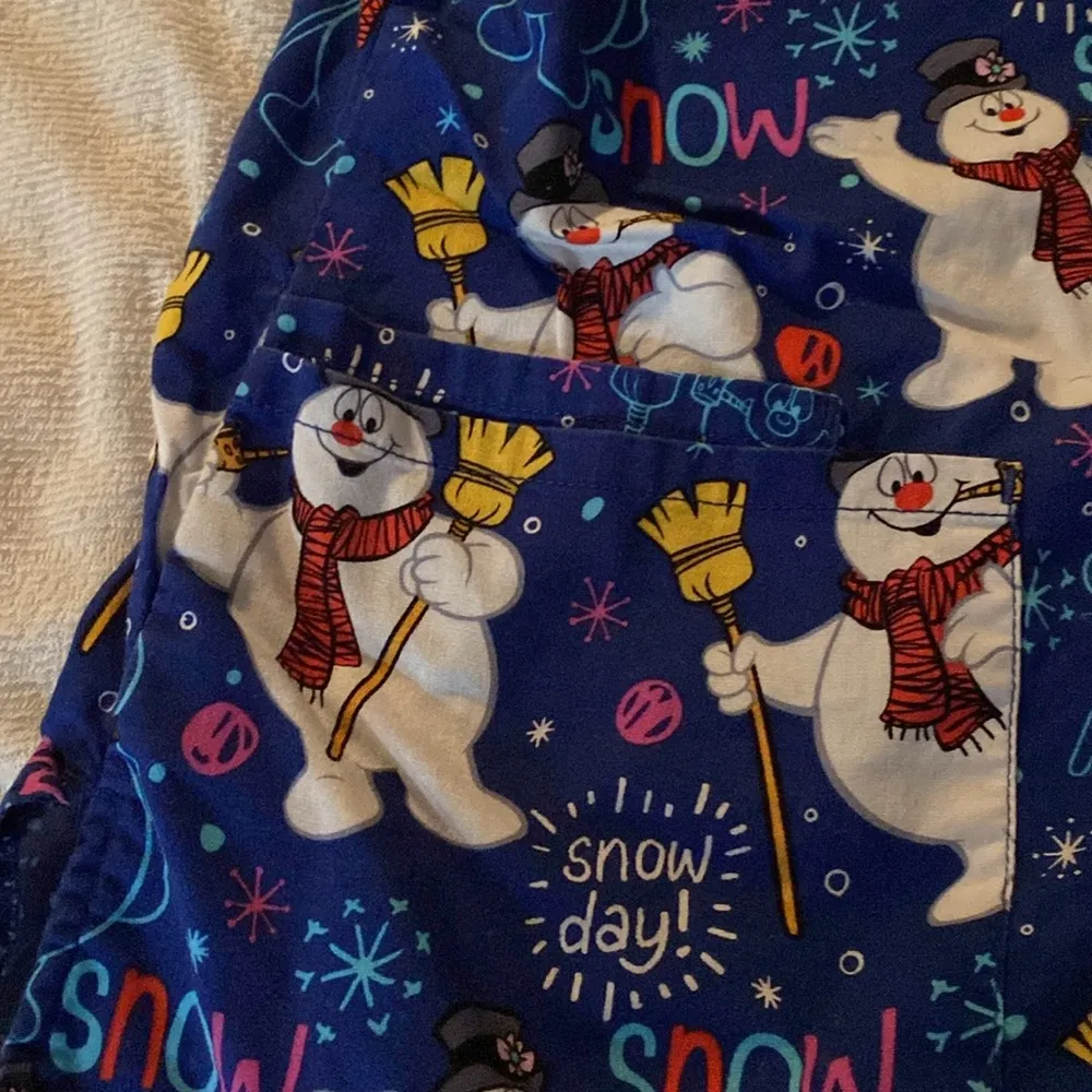 Woman’s Frosty the Snowman scrub top size medium - Image 3