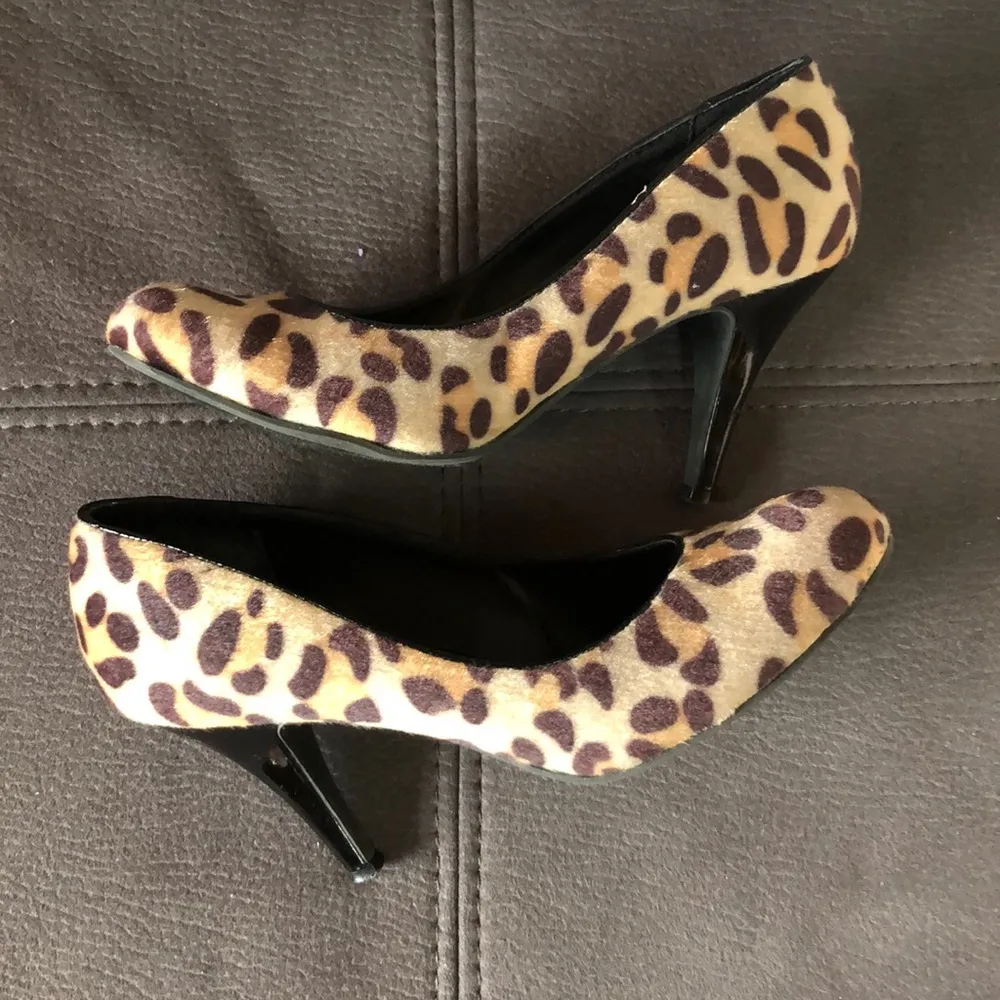 FERGALICIOUS Leopard Faux Fur Heels Size 8.5 - Image 7