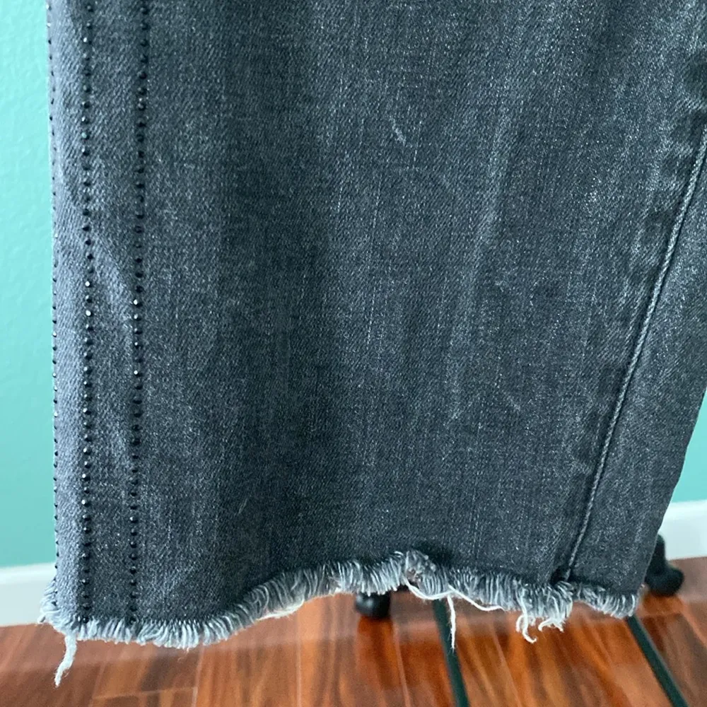 Liverpool Los Angeles Stretchy Raw Hem Rhinestone Faded Black Women Crop Jeans - Image 7