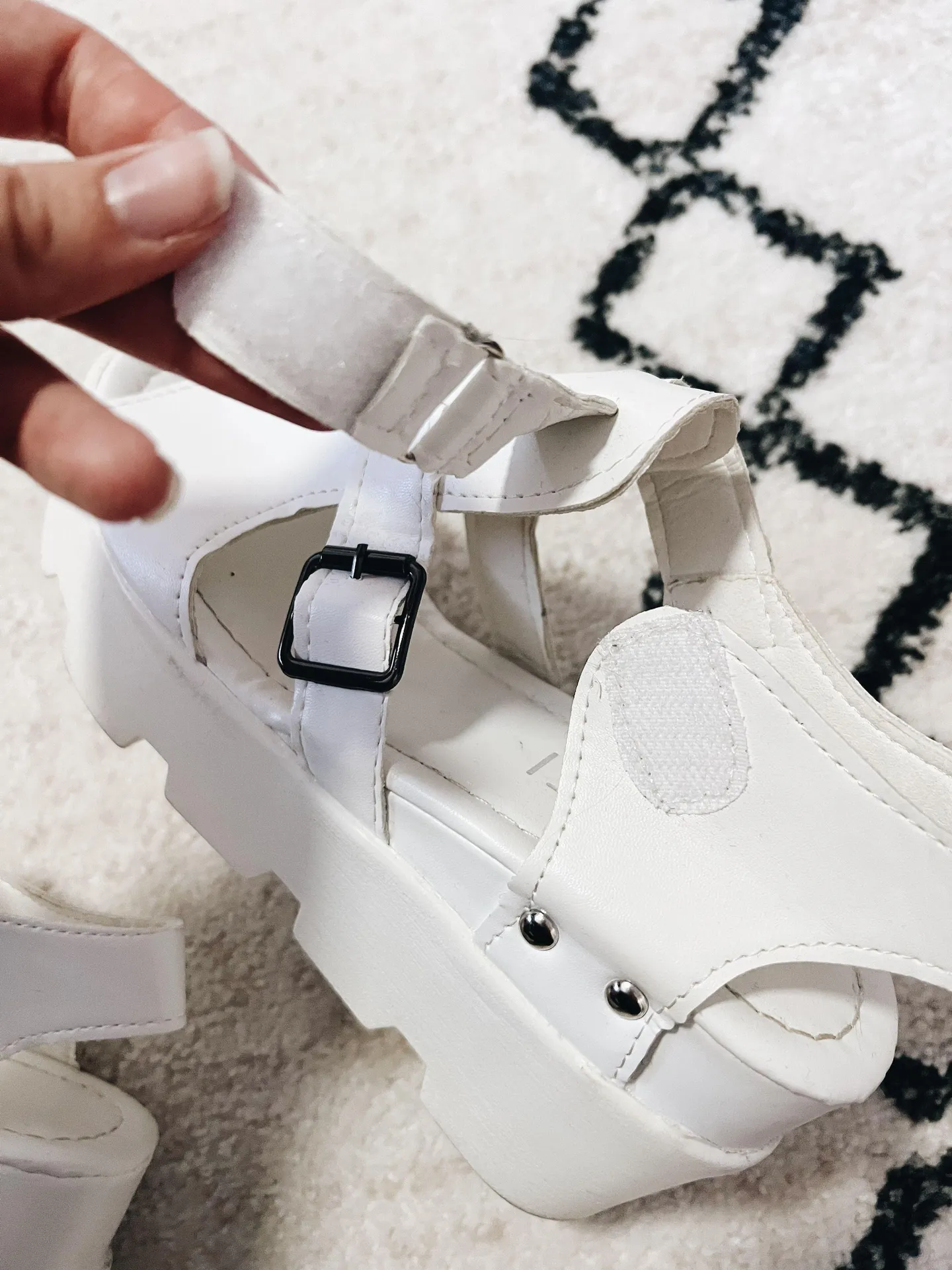 white platform sandals Size 8 - Image 2