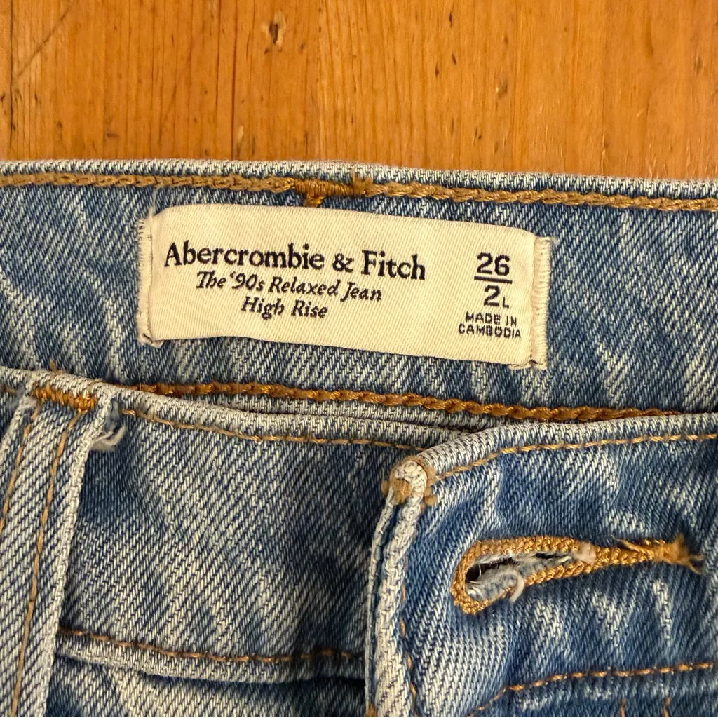 Abercrombie &Fitch The ‘90s Relaxed High Rise Jeans Size 26 - Image 2