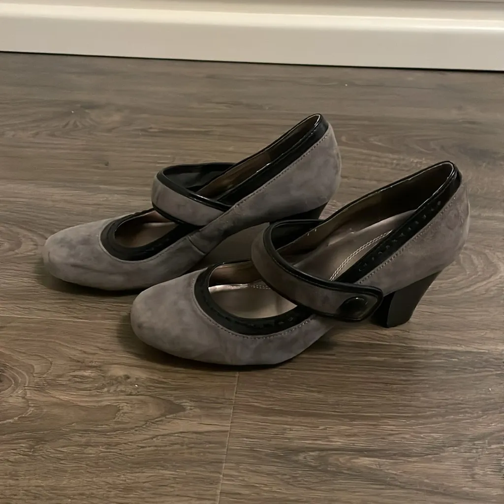 Women’s Naturalizer Gray Slip On Suede 3 inch Heels w/ Black Trim, Size 7M - Image 3