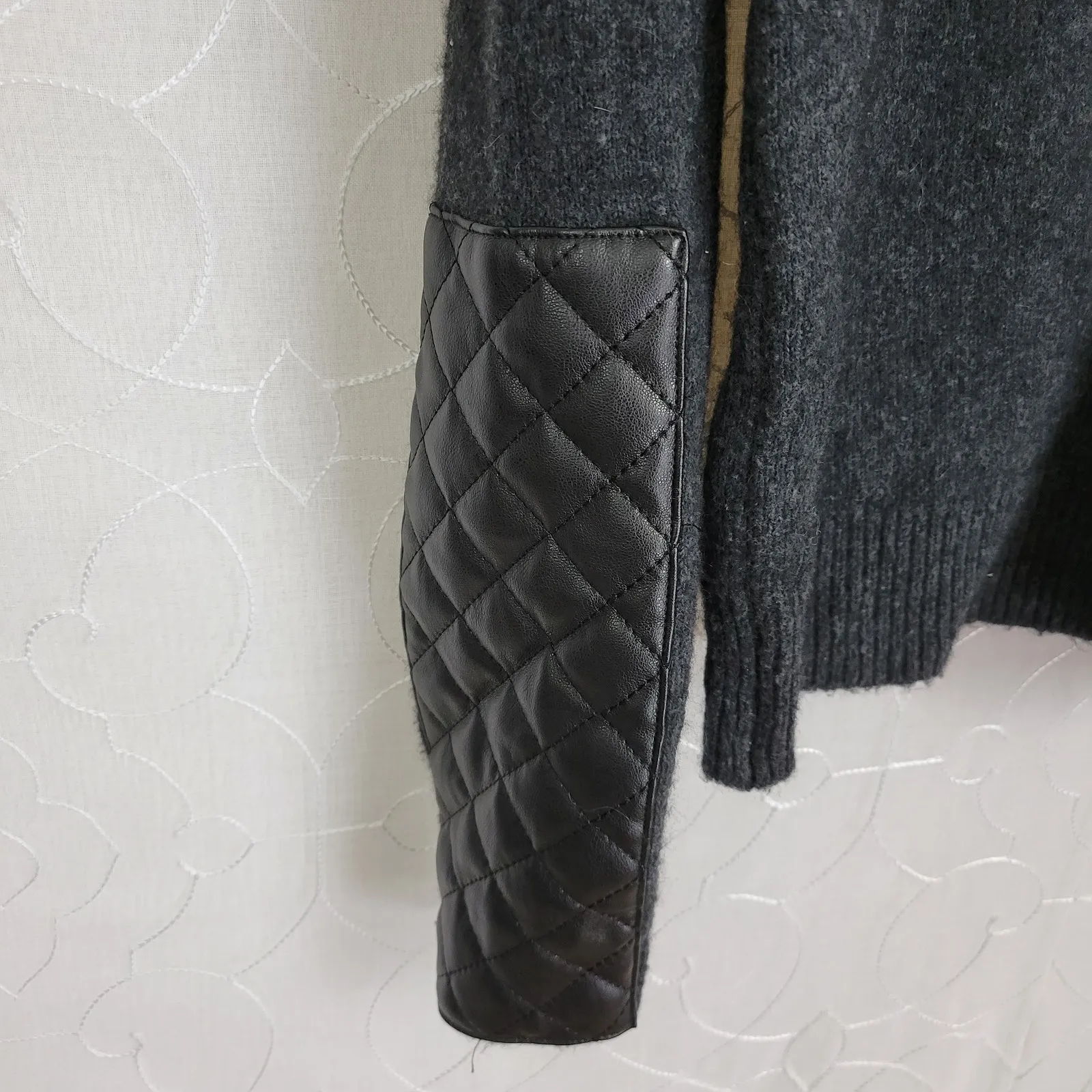 Ann‎ Taylor Womens Sweater Large Charcoal Gray Leather Sleeve Detail Crew Neck - Image 2