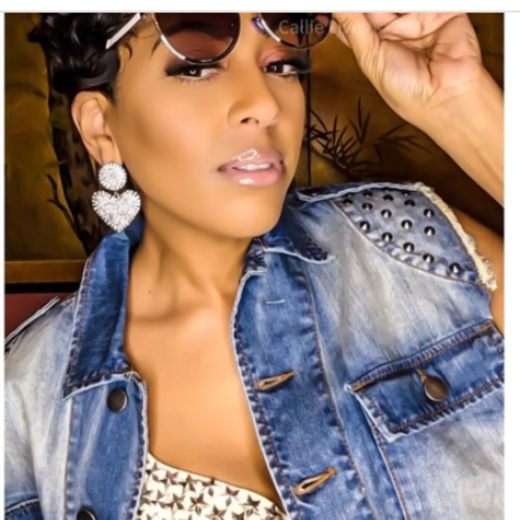 Callie Lives Mirrored Cat’s Eye Round Black Lens Sunglasses with case - Image 3