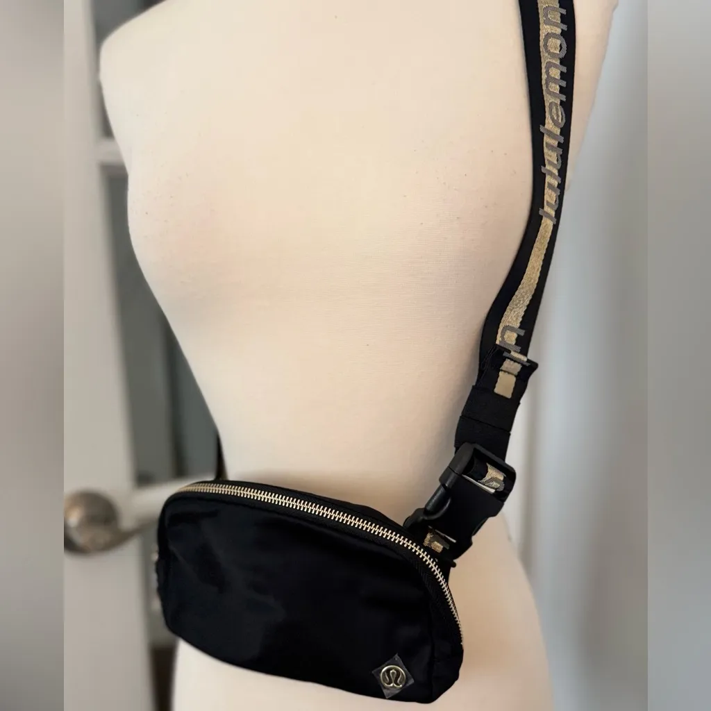 Lululemon UNISEX Everywhere Belt Bag 1L *Wordmark Colour Black/Gold/White Opal - Image 8