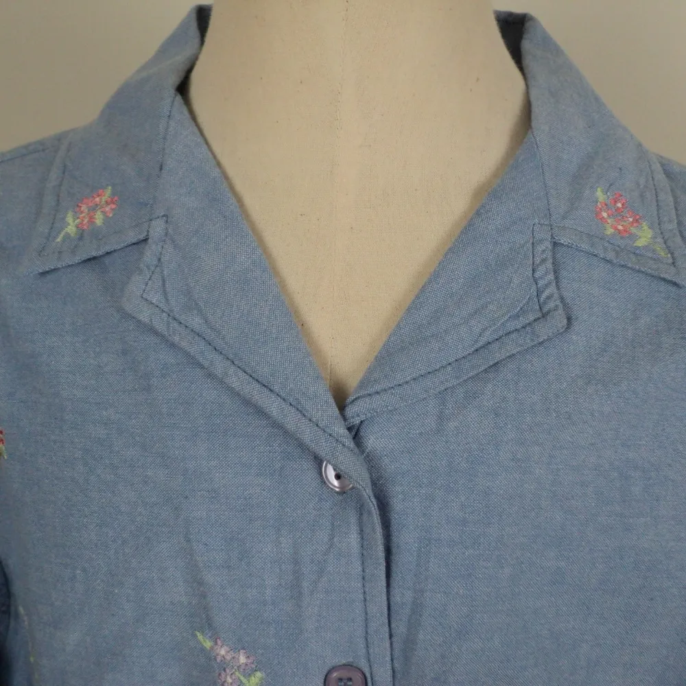 NEW Dress Barn Embroidered Blue Crop Blouse Sz L - Image 2