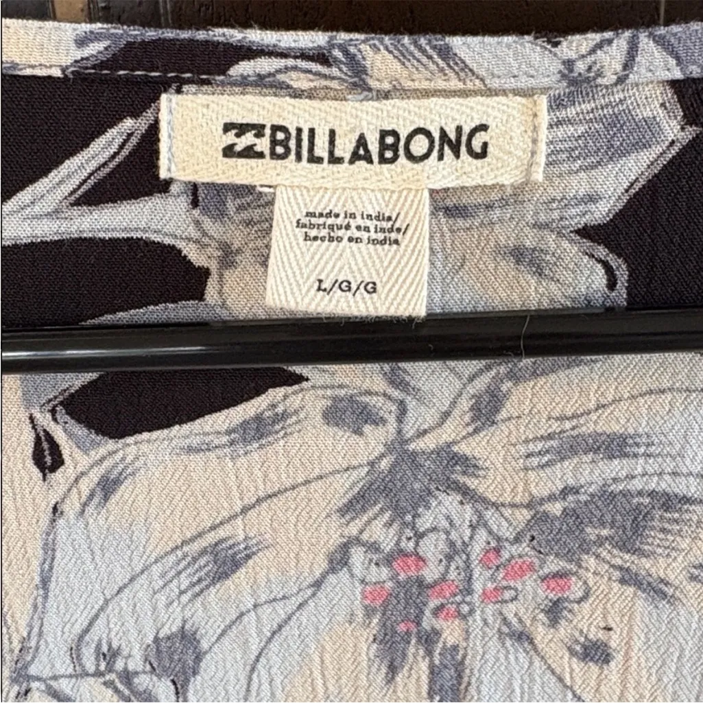 Like New Billabong Pretty Daylight Flared
Sleeve Black Floral Top Large - Image 6