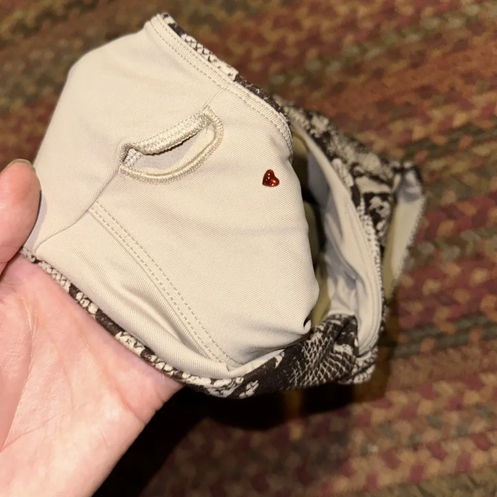 LORNA JANE AUSTRALIA WESTERN SNAKESKIN TWIST FRONT SPORTS BRA - Image 3