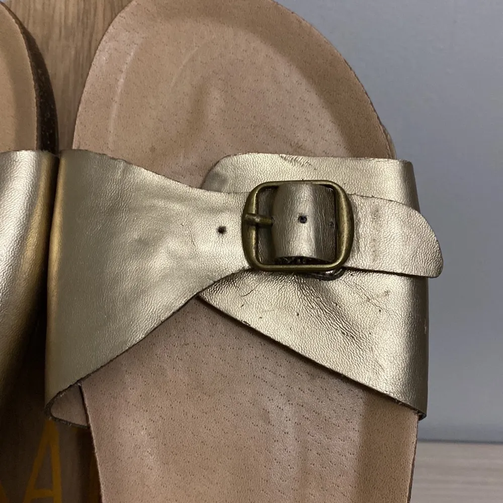 Lucky Brand women’s gold Dolliee sandals. Size 7.5 - Image 3