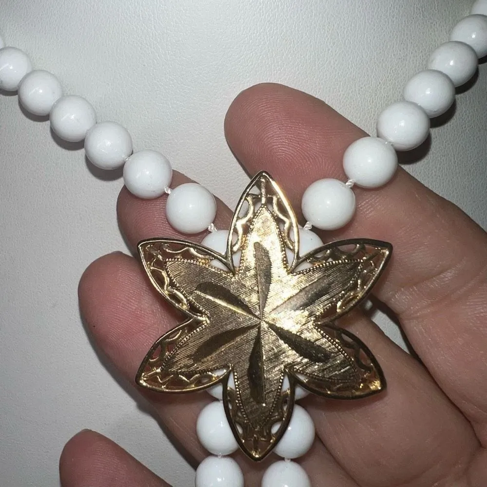 Sara Coventry Signed Vintage White Bead Gold Tone Floral MCM Y Necklace White - Image 6