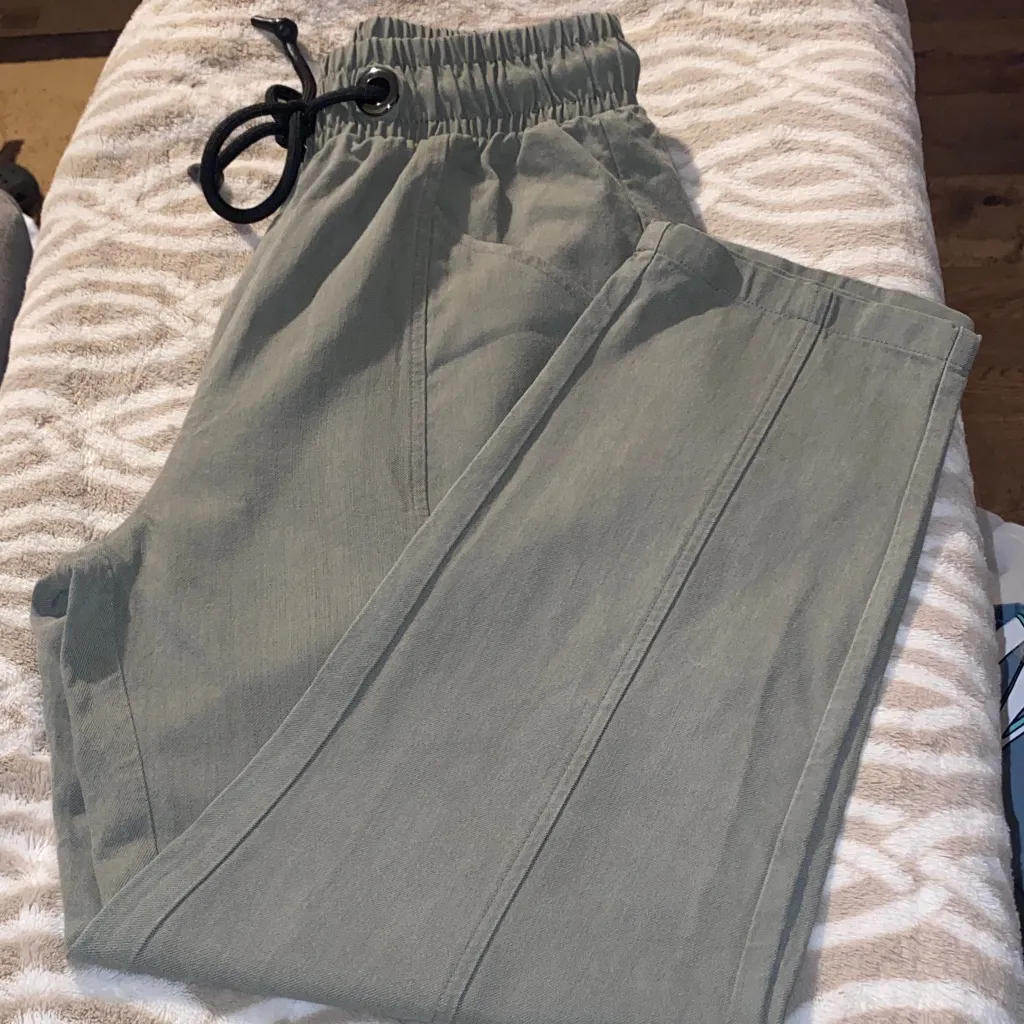 Zara Women's Sage Green Joggers - Image 4