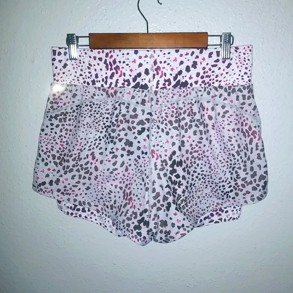 Fabletics L Running Double Layer Shorts Spotted Print Pink Purple Gray - Image 4