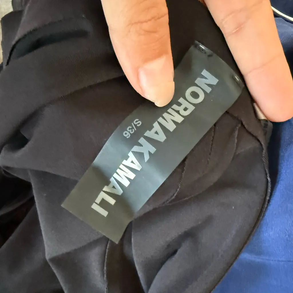 Norma Kamali Elegant Black one sleeve open shoulder top - Image 4