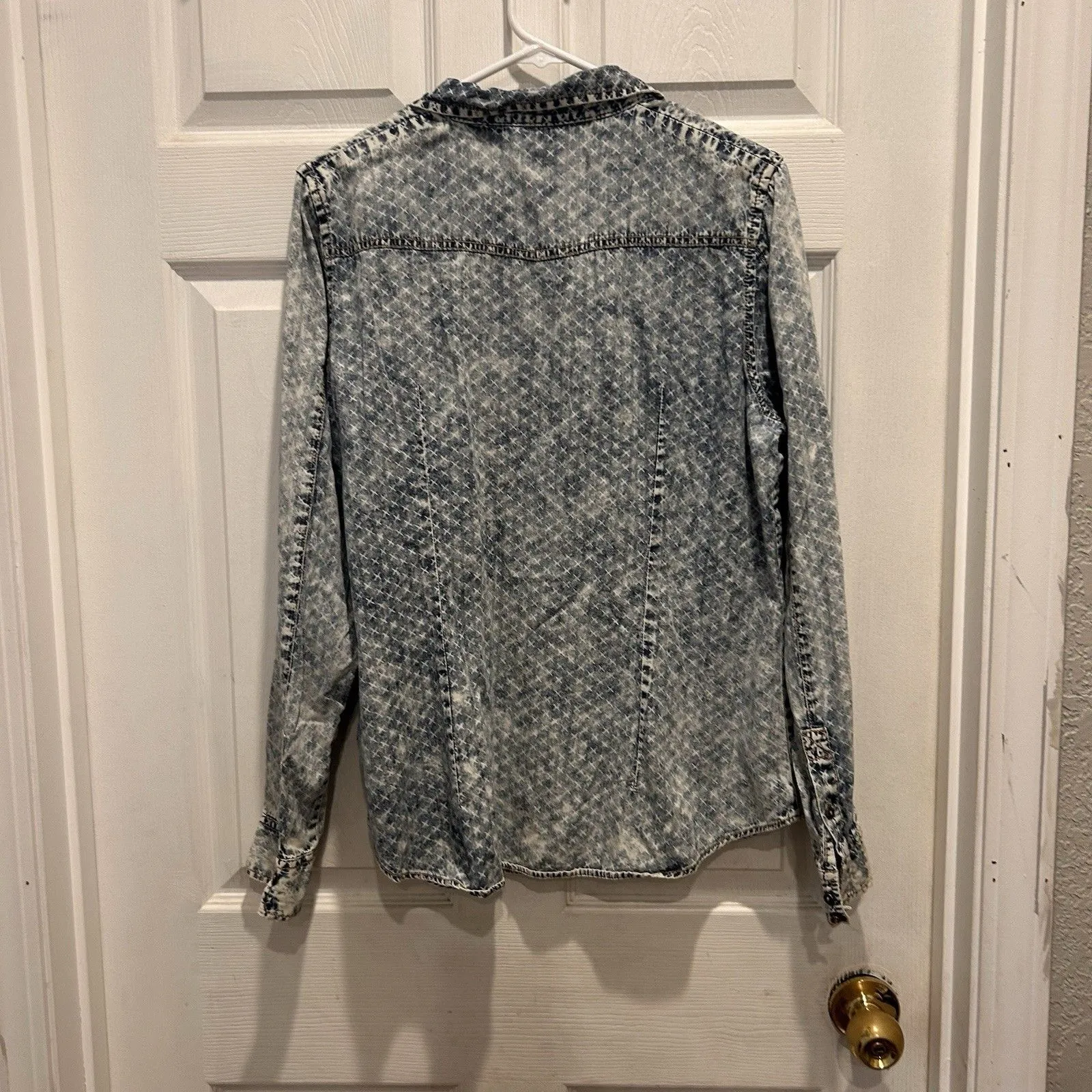 Maurices Women’s Lightweight Denim Acid Wash‎ X Print Long Sleeve Button Down XL - Image 6