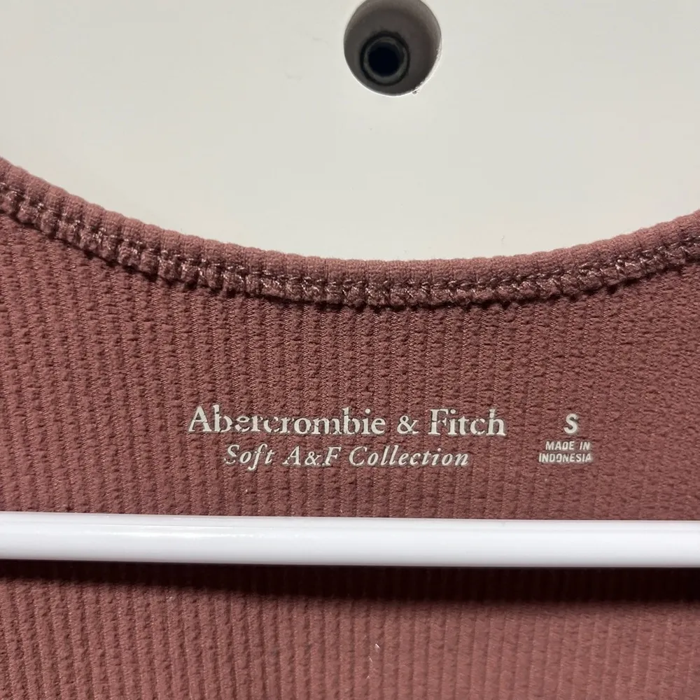 Abercrombie & Fitch V Neck Ribbed Cropped Tank Brown Size S - Image 2