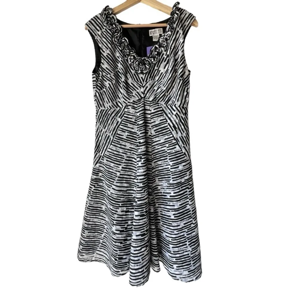 Women's ROBBIE BEE Black & White dress floral formal casual flower sleeveless 8. - Image 2