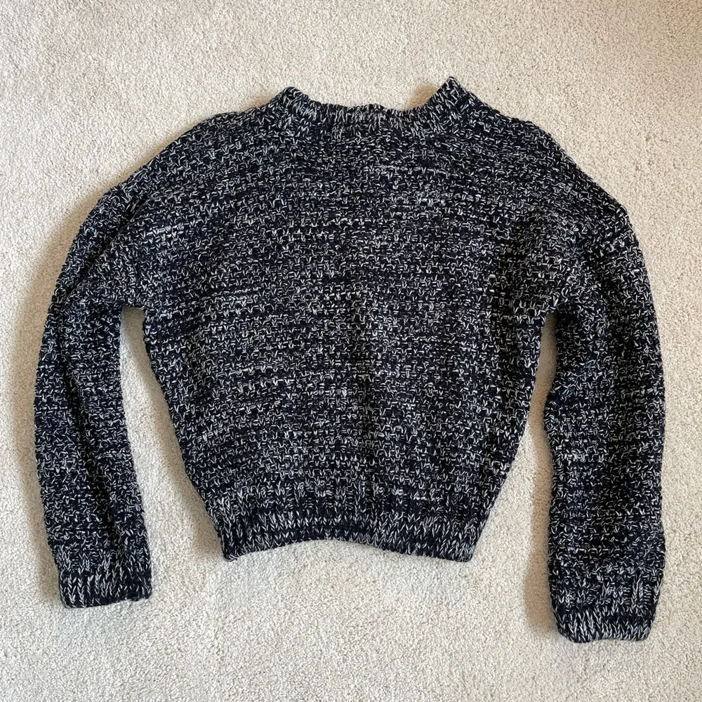 Marled black and white knit sweater.  Size Medium - Image 5