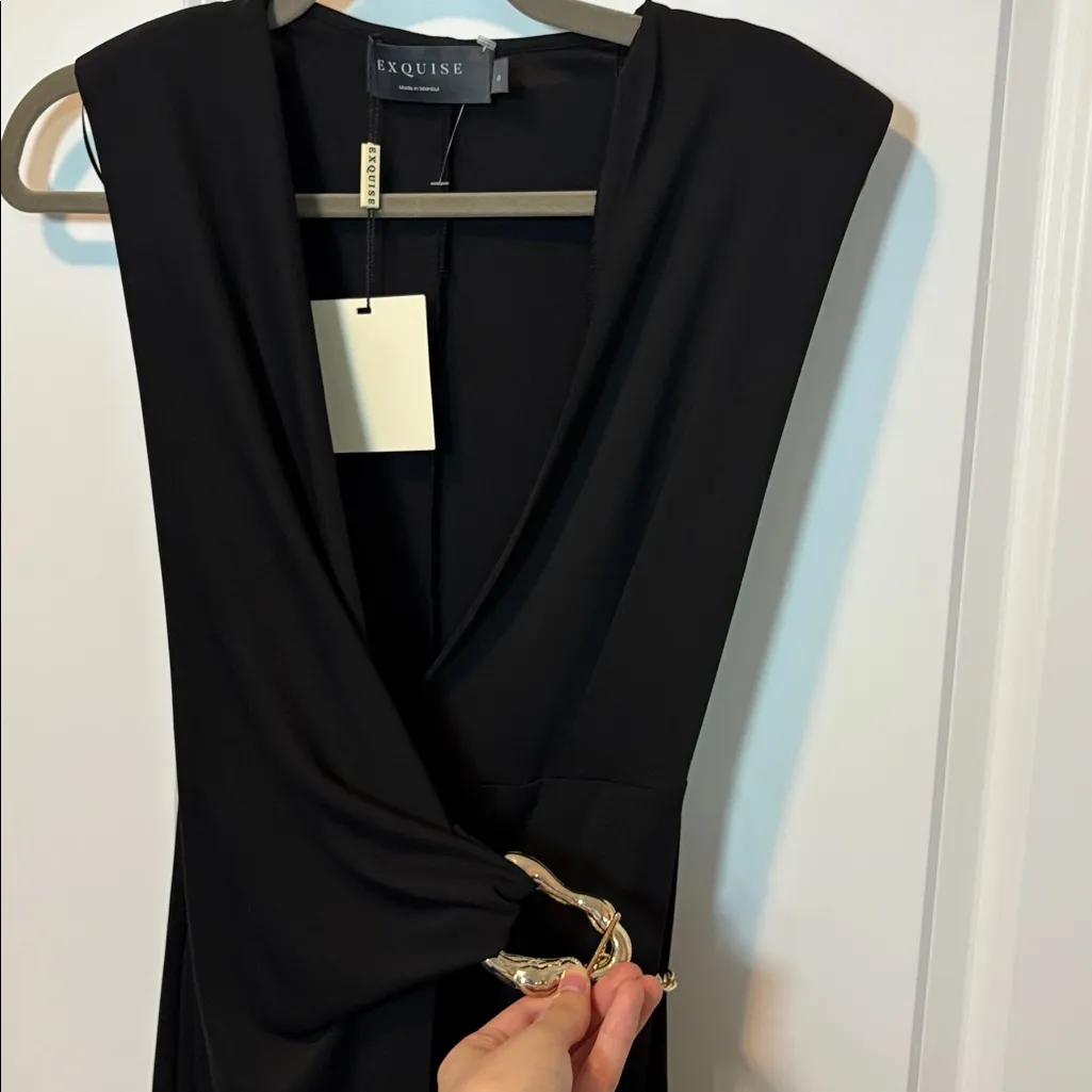 Exquise Black Midi Dress with Chain and Buckle Details - Image 5