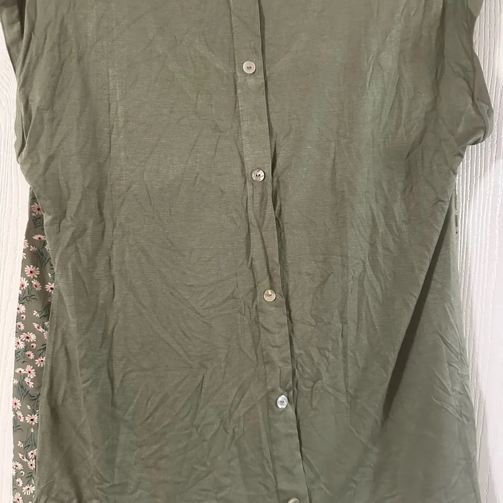 PaperMoon size Small green floral button down back blouse nwt - Image 4